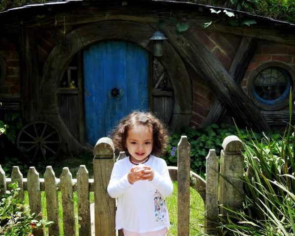 Lara and the little home at Hobbiton Movie Set