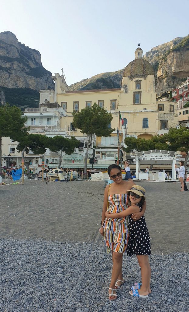 Lara and mom at the beach of Positano